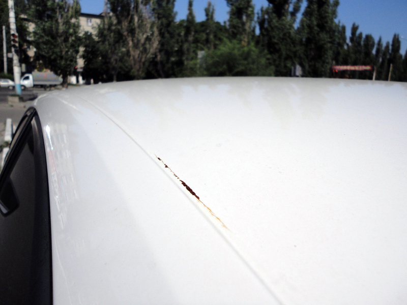 Коррозия от сколов распространяется довольно медленно, а вот машины после ДТП «гниют» весьма быстро