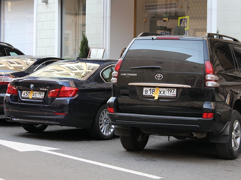Госдума РФ не поддержала штрафы за стоянку автомобилей с закрытым номерами