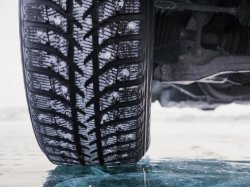 Московских автомобилистов просят выезжать на дороги только на зимней резине