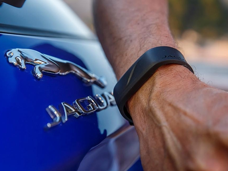 Кроссовер Jaguar F-PACE обзавелся «умным» спецключом