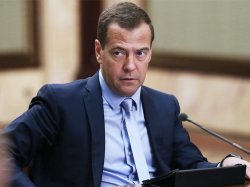 Медведев заявил, что ситуация с дорогами в стране далека от идеальной