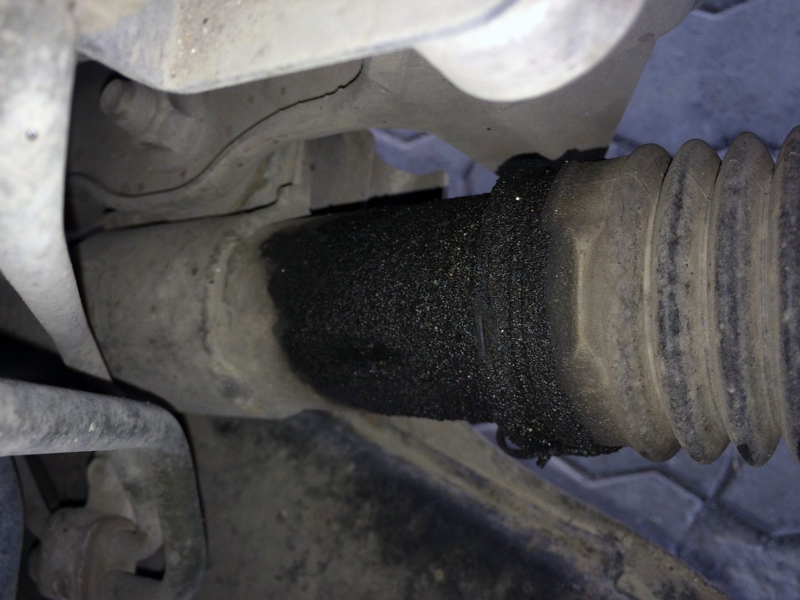 Жидкость ГУР чаще всего сочится через сальники рулевой рейки. Чуть реже текут трубки и насос