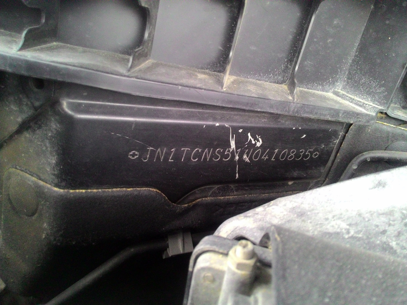 Внимательно осматривайте моторный отсек на предмет крупных ремонтов. На этом авто уже меняли двигатель и попортили маркировку кузова