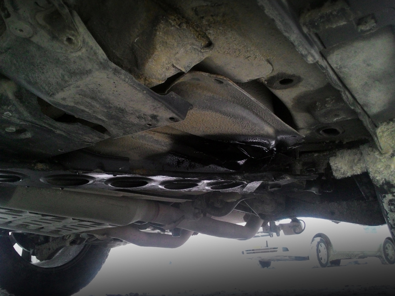 Это результат вылазки на бездорожье. Пробит бак, замята балка