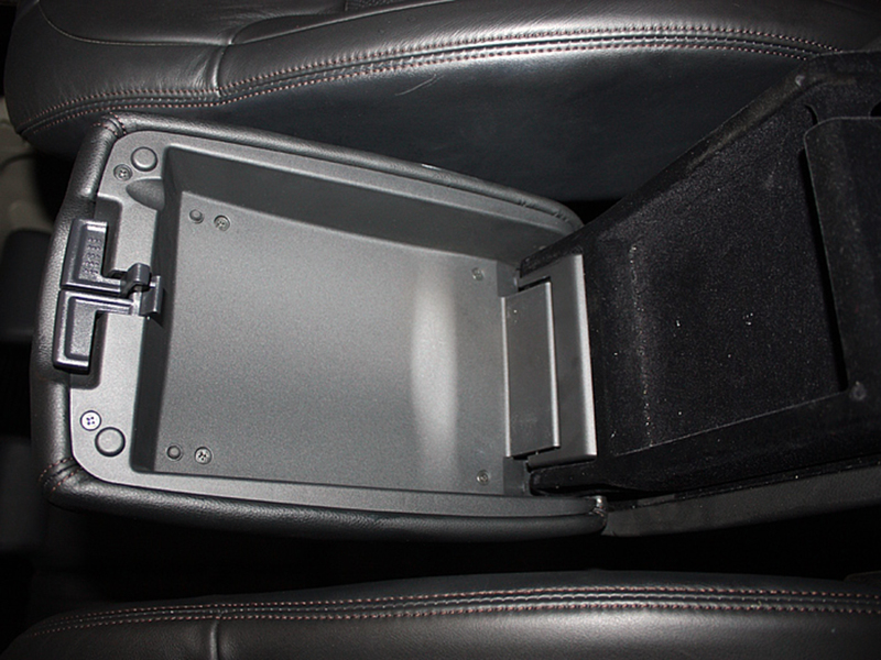 Верхнее отделение подлокотника любит «пожирать» карточки и визитки. Для возврата имущества придется поработать отверткой