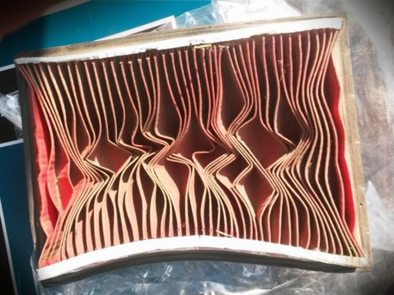 Штатный воздушный фильтр не справляется с большими потоками, позволяя своим видом идентифицировать любителей погонять