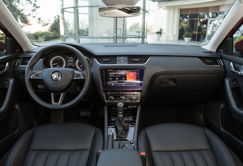 Глобально салон известен с 2013-го. В дорогой комплектации отличную эргономику дополняют прекрасные отделочные материалы премиального уровня. На фото машина с самым максимальным мультимедийным комплексом Colambus без кнопок. Кроме него есть и более простые версии с кнопками, но меньшими экранами. Появились и невидимые опции вроде подогрева руля