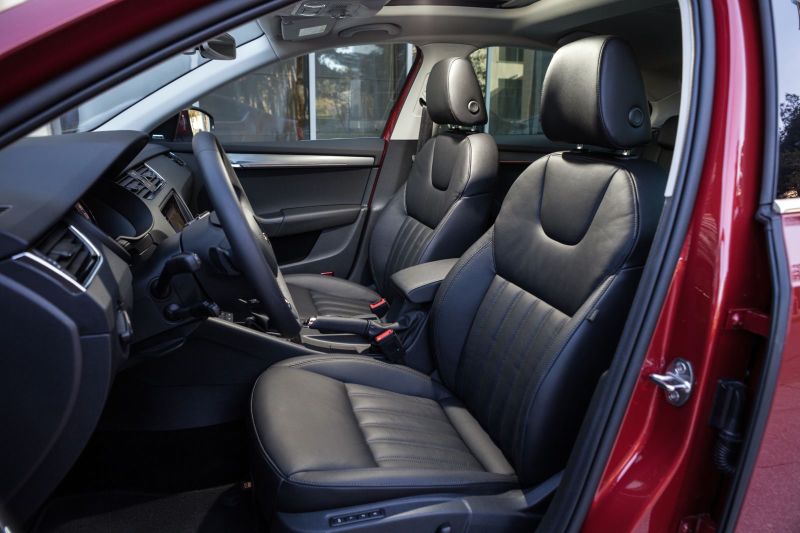 Если есть возможность доплатить за сидения повышенного комфорта с электрорегулировками и памятью — берите. Кроме красоты, они ещё невероятно комфортны