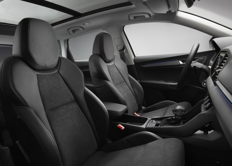 Передние кресла не только красивые, но и, как отмечает производитель, весьма удобные