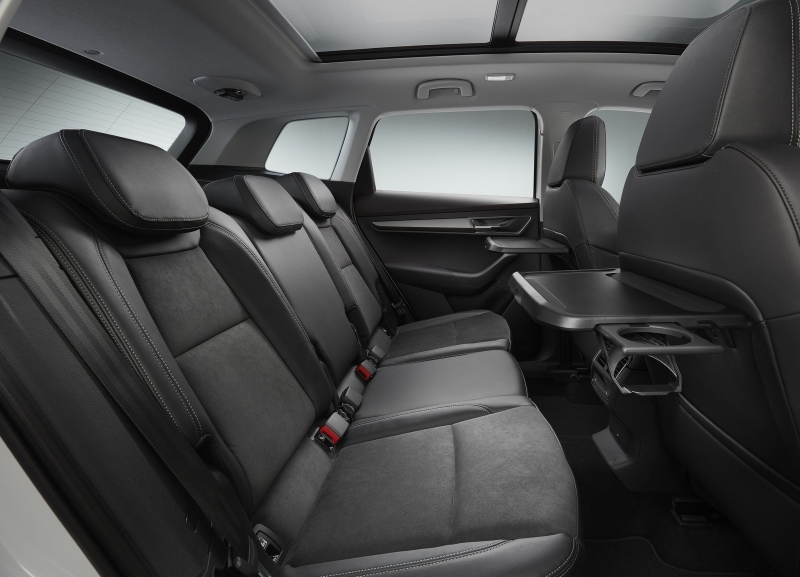 Задний диван рассчитан на троих пассажиров средней комплекции