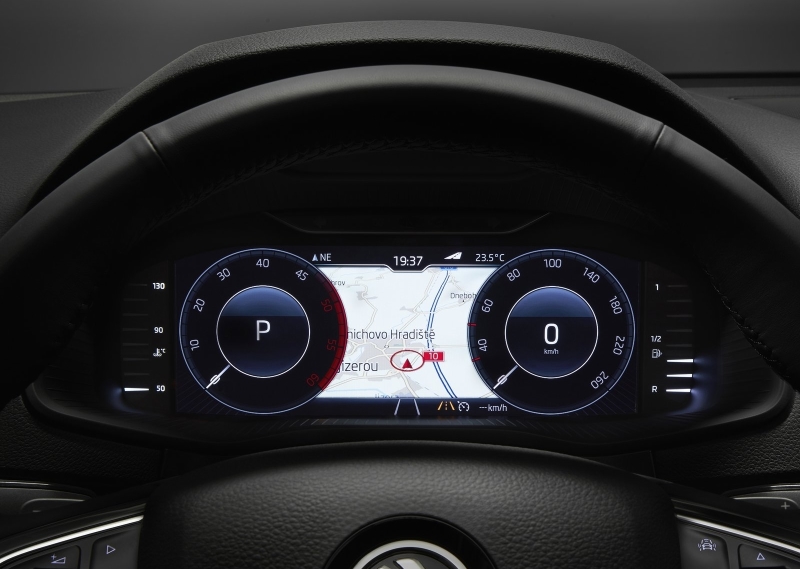 Водитель может выбрать один из четырех вариантов отображения информации на панели приборов – классический, цифровой, минималистичный или инфо-профиль