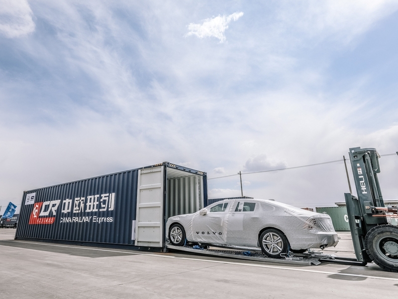 Седаны Volvo S90 отправились по железной дороге из Китая в Европу