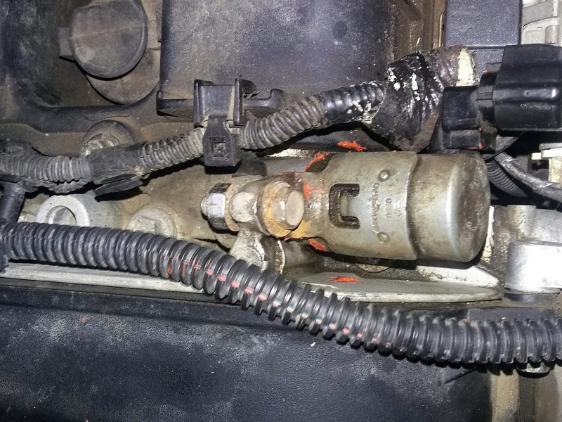 Этот соленоид системы изменения фаз нуждается в замене, так как через него наружу выходит масло