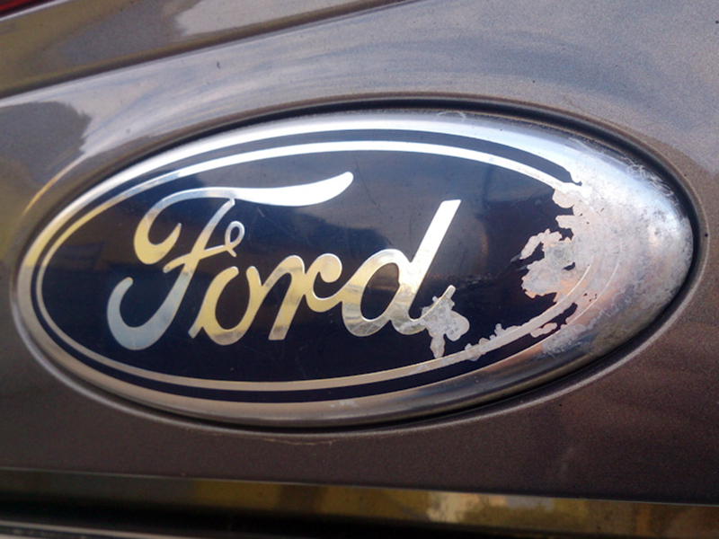 Помните, что покрытие эмблемы нежное и не терпит грубой мойки