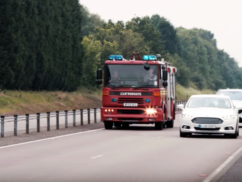 Автомобили Ford смогут предупреждать водителей о приближении спецмашин