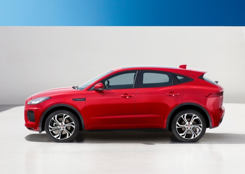 Кроссовер Jaguar E-PACE оснащается широким спектром новейших систем активной безопасности и технологий помощи водителю