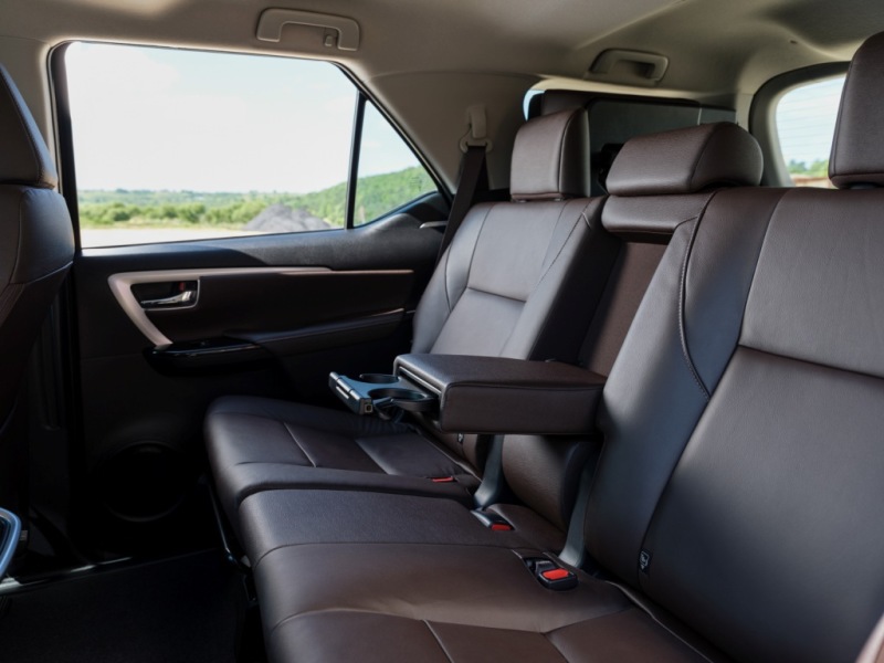 Второй ряд кресел разделен в пропорции 60/40, третий ряд – в пропорции 50/50