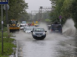Москвичей просят внимательнее выбирать места парковки из-за плохой погоды