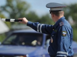 Инспекторы ГИБДД перестанут курить и грубить водителям