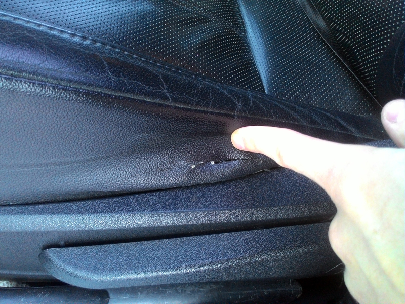 Родной пробег этого автомобиля – 80 тыс. км, однако водительское кресло выглядит на все 300