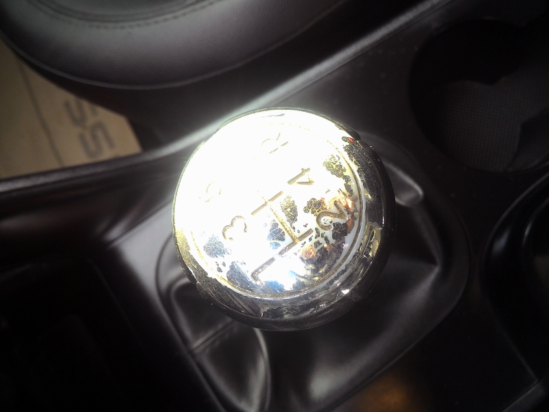 Хром на элементах интерьера, к сожалению, тоже долго не держится