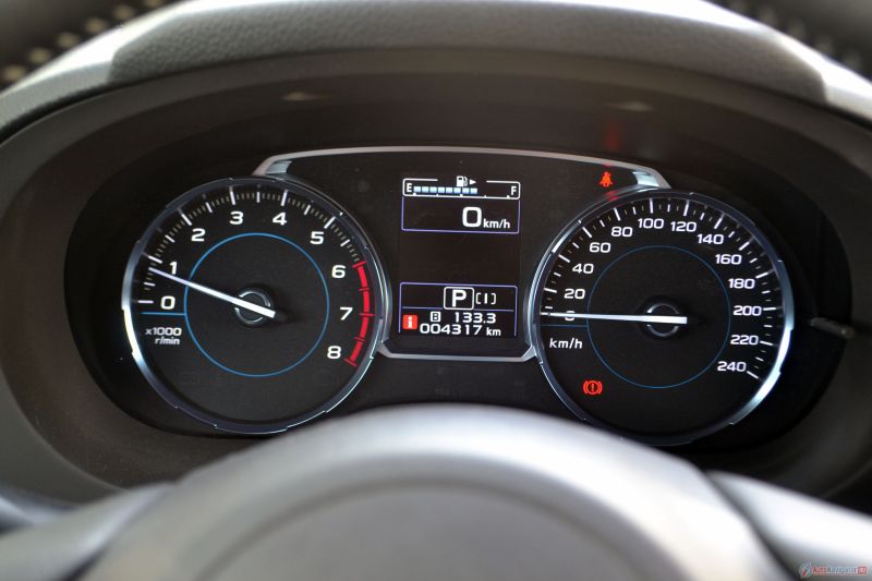 Максимальная скорость по паспорту 197 км/ч, разгон до 100 км/ч занимает 9,8 секунд. Это обычные среднестатистические характеристики кроссовера. Благодаря хорошей шумоизоляции, зависание двигателя на высоких оборотах при разгоне не режет уши.