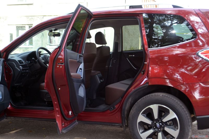 У Forester отличные двери: большие сами по себе и открываются на очень большой угол, почти под прямым углом. Входить и выходить из машины удобно даже пожилым и полным людям. У дверей есть несколько промежуточных положений фиксаторов, что удобно на узкой парковке. Ещё один безоговорочный плюс — низкие двери, которые полностью закрывают пороги.