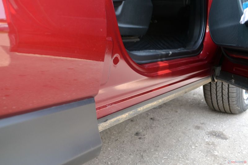 Низкие двери берегут порог от грязи, а пластиковые накладки внизу двери берегут метал от ударов на тесных парковках, так что штаны будут чистыми, а двери целыми.