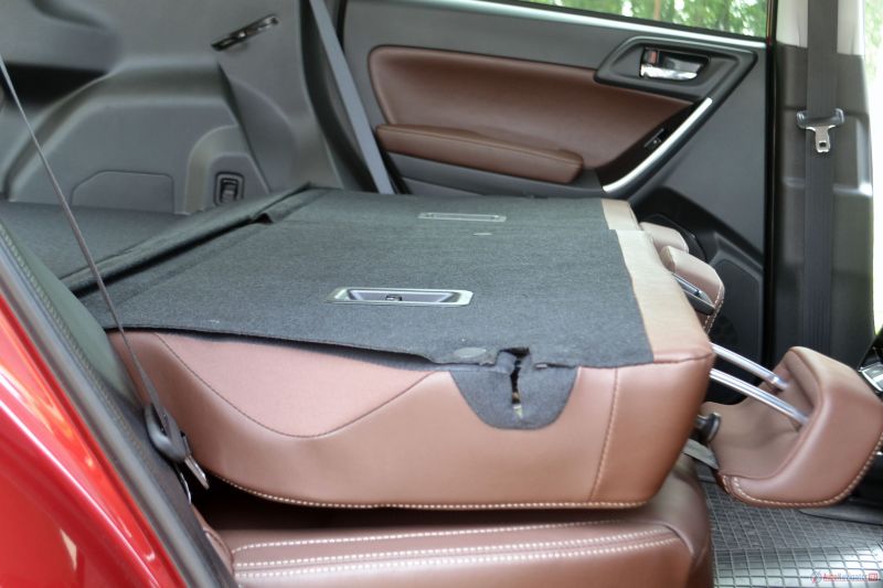 Спинки сидений можно сложить из салона, дернув за штырь, а можно прямо из багажника, нажав на кнопку. При этом до передних кресел так много места, что подголовник не задевает за спинки передних сидений даже в полностью выдвинутом положении.