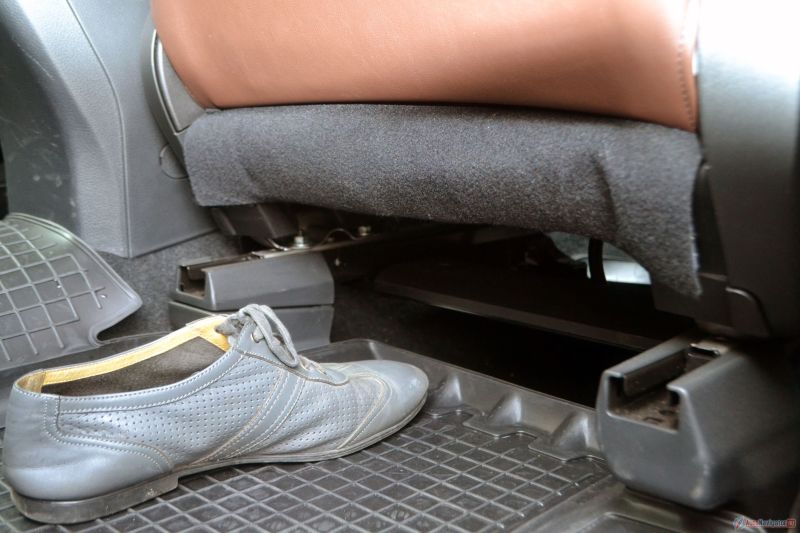 Передние сиденья очень высоко подняты. Под них войдет не только нога в летних туфлях, но и нога в сапогах для зимней рыбалки.