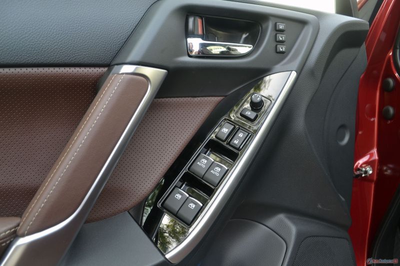 Электропривод сидений есть уже в базовой комплектации с вариатором, а вот память на два положения появляется появляется только в топовых комплектациях. 

Что примечательно: стеклоподъемники с функцией закрытия и открытия по одному нажатию есть только у передних окон.