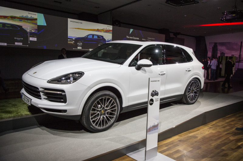 Архитектура передней панели существенно изменилась. Посередине появился огромный дисплей, под которым аккуратно расположились воздуховоды климатической системы