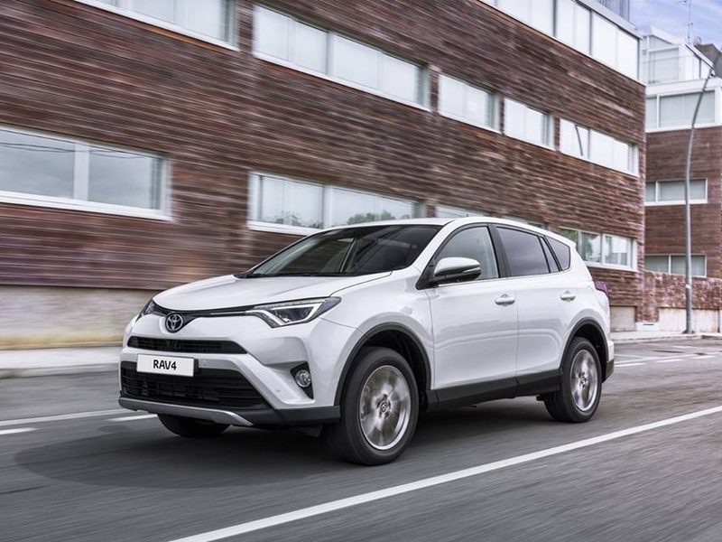 Кроссовер Toyota RAV4 получил в РФ новые комплектации и турбодизельный мотор