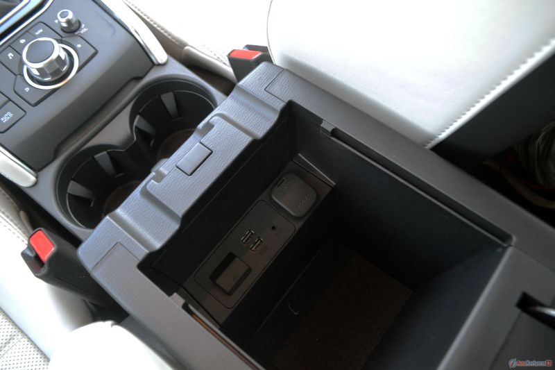 В подлокотнике есть слот для SD-карточки, два usb-входа и розетка на 12 V. Ещё одна розетка на 12 V под блоком климат-контроля