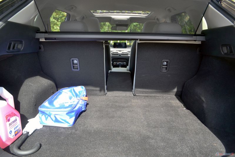 Отлично, что можно сложить сиденье не целиком, а только центральную часть, чтобы например, перевести лыжи. Ещё лучше, что сложенная центральная часть и подлокотник между передними сиденьями на одной высоте, можно перевозить длинномеры до 2,5 метров в длину. А при большом желании и некоторых неудобствах и длиннее