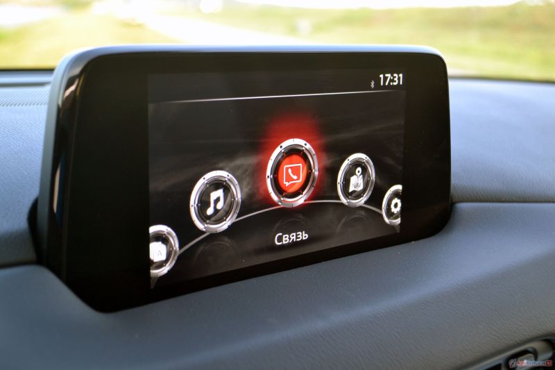 Экран не самый большой, но он не бликует на солнце, с хорошей графикой, высоко расположен — это удобно, и управлять всем можно либо тыкая пальцем — он сенсорный, либо крутя джойстик на центральном тоннеле — так удобнее