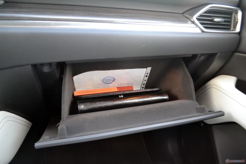 Бардачок маленький и неудобный. Лист формата А4 в любом случае изогнется