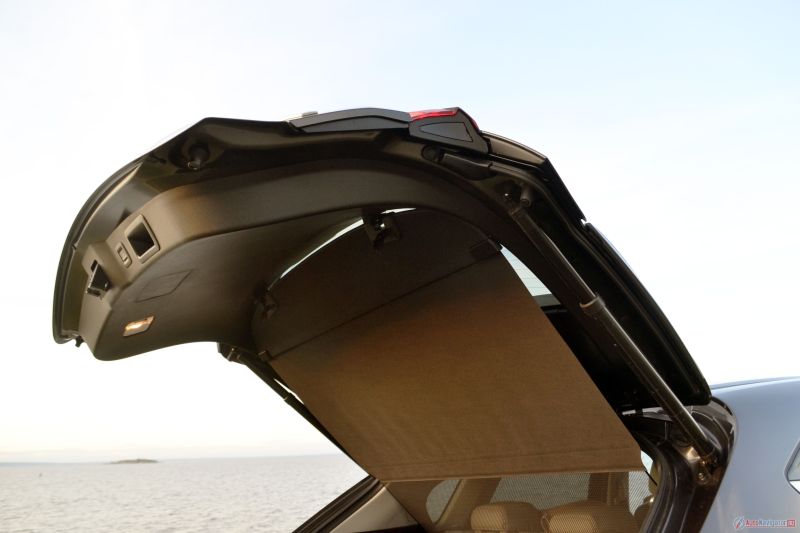 Багажная дверь с электроприводом, работает без «тормозов», но больше всего мне понравилось маздовское ноу-хау со шторкой. Один ее конец прикреплен к двери и поднимается вместе с ней. Благодаря этому вам не нужно каждый раз сдвигать шторку самому. Если нужно, ее можно отсоединить