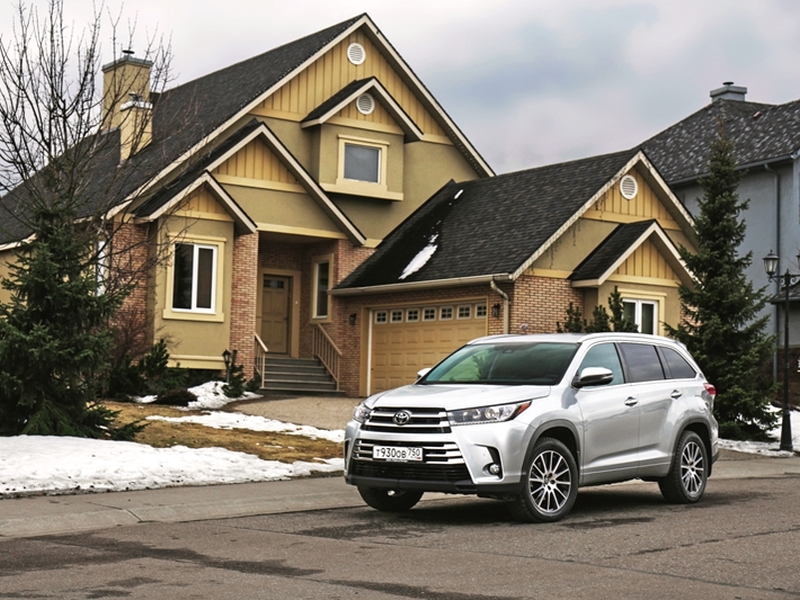 Внедорожник Toyota Highlander получил в РФ новые комплектации и подешевел