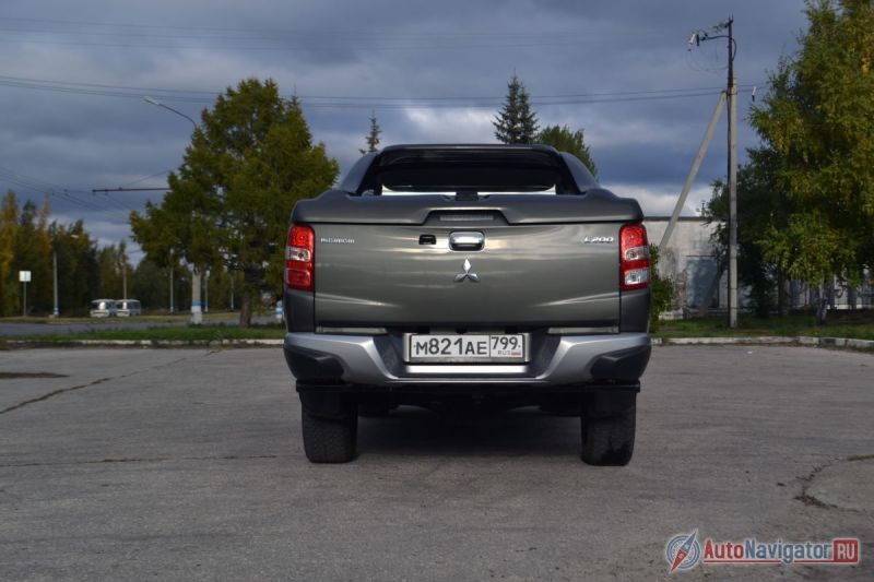 Благодаря длинному заднему свесу, камера заднего вида не забрызгивается грязью на бездорожье, а борт остается более или менее чистым