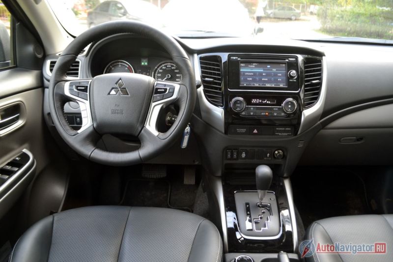 Пластик в салоне жесткий, но ни разу ничто нигде не загремело: ни на бездорожье, ни в поле, ни на грунтовке, ни на разбитом асфальте, ни тем более на гладких московских дорогах.
В дверях большие карманы и выштамповки для бутылок. В передние двери влезают полуторалитровые, в задние — литровые бутылки