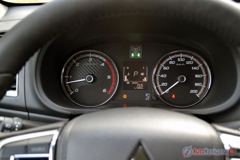 Средний расход по городу у меня никогда не опускался ниже 9,8 литров (обычно был около 11 литров) на 100 км, а по трассе был в районе 8,5 литров. По паспорту должно быть 8,9 в городе и 6,7 л/100 км по трассе.
Мне не нравится, что бортовой компьютер показывает только что-то одно: или пробег, или средний расход, или запас хода, или температуру за бортом. При этом переключаться между этими показаниями нужно, засовывая руку между ступицей и ободом руля, нажимая на пластиковую палочку слева от спидометра — как в 90-ых. Мгновенного расхода топлива нет совсем
