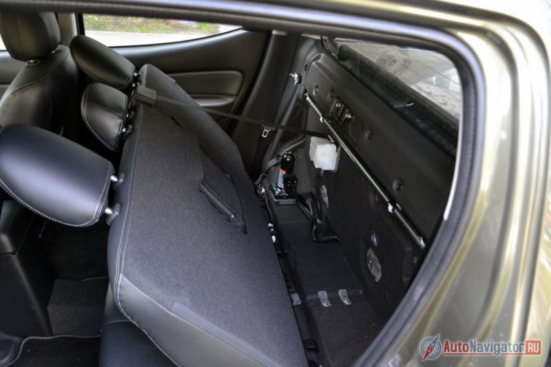 За спинкой заднего дивана традиционно для пикапов расположились инструменты для замены колеса, но положить туда что-то ещё будет проблематично. Разве что для аптечки и огнетушителя места хватит