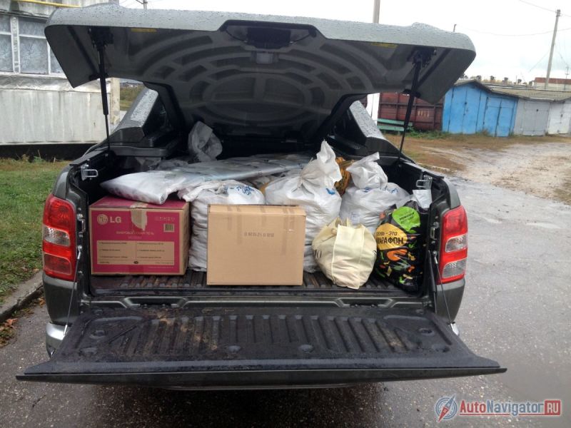 Грузоподъемность пикапа — 920 кг, так что по центру Москвы ездить можно. Минимальный объем кузова под крышку — 1051 литр. Крышка кузова — это опция. Вместо нее может быть шторка или, например, кунг. Крышка хорошо смотрится, не загораживает обзор назад, но плохо закрывается, её перекашивает и она почти всегда захлопывается только на один замок. Вторую сторону нужно закрывать силой. Из-за этого обе руки всегда будут грязными