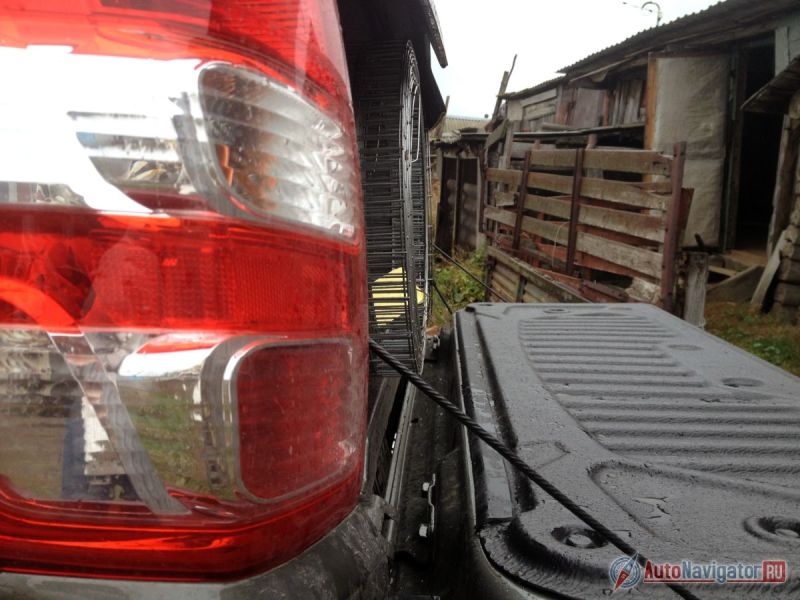 Длина рулона металлической сетки — ровно 1,5 метра. Из-за пластиковой защиты кузова, длина уменьшилась с 1520 мм до примерно 1480 мм. То есть чтобы закрыть борт, не хватает всего двух сантиметров. Досадно...