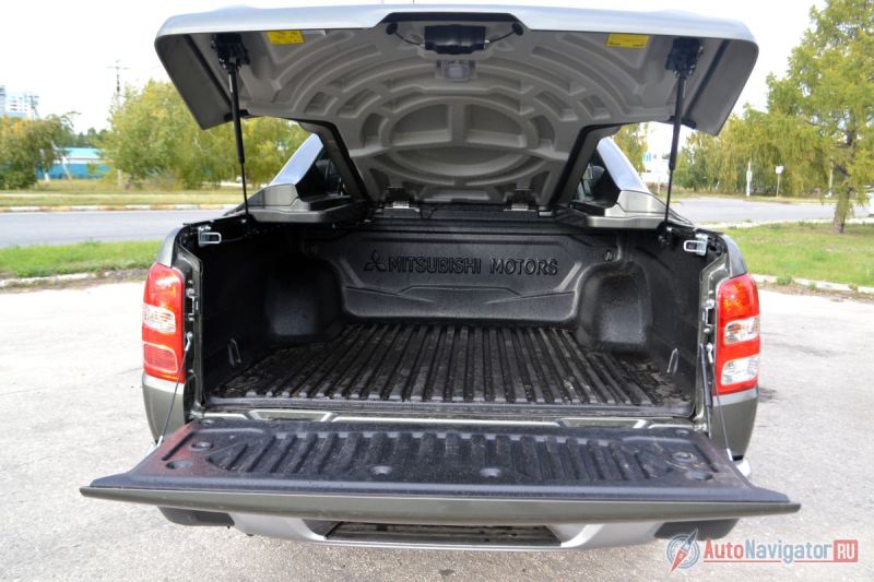 Глубина багажного отделения — 475 мм, ширина — 1470, длина — 1520. Но это размеры без защитного пластика. Пластик съедает примерно по 4 см от каждой величины