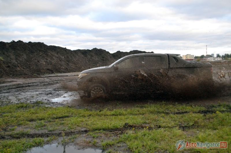 На фото брызги по большей части для эффектности, но во время теста были и глубокие колеи и грязь, и глина, и песок. Везде L200 был молодцом. Все блокировки ни разу не понадобились. Если не пытаться специально засадить L200 и не отключать голову, он проедет везде, где нужно
