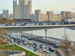 В парке «Зарядье» в Москве начала работать парковка
