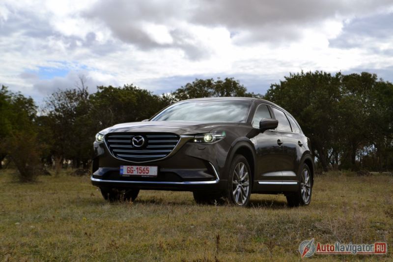 На презентации автомобиля представители компании неоднократно ставили слова Mazda и «премиум» в одно предложение. Разумом я в это верю, но на парковке я с большим удовольствием сяду в Mercedes. И так рассуждают многие. Во многом из-за того, что российский автопарк очень медленно обновляется и на дорогах ещё полным полно совсем непремиальных Mazda