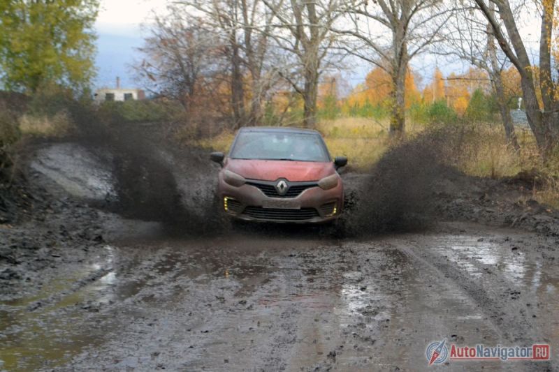Грязь Kaptur не очень любит, не слишком здорово смотрится в ней, но достойно терпит. Правда, если усердствовать, в салоне начинает что-то пищать, неприятно вонять и после этого на бездорожье не тянет. По части надежности и проходимости Kaptur ничем не уступает Duster